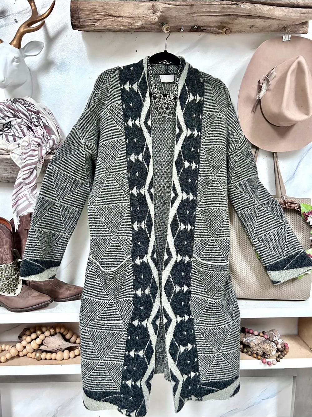 Duster tribal Aztec Cyrus Gray and Black Geometric Open-Front Cardigan
